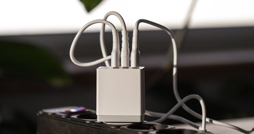 Rinnovabili • Carica batterie, lo standard diventa la porta Usb-C: Apple ha perso