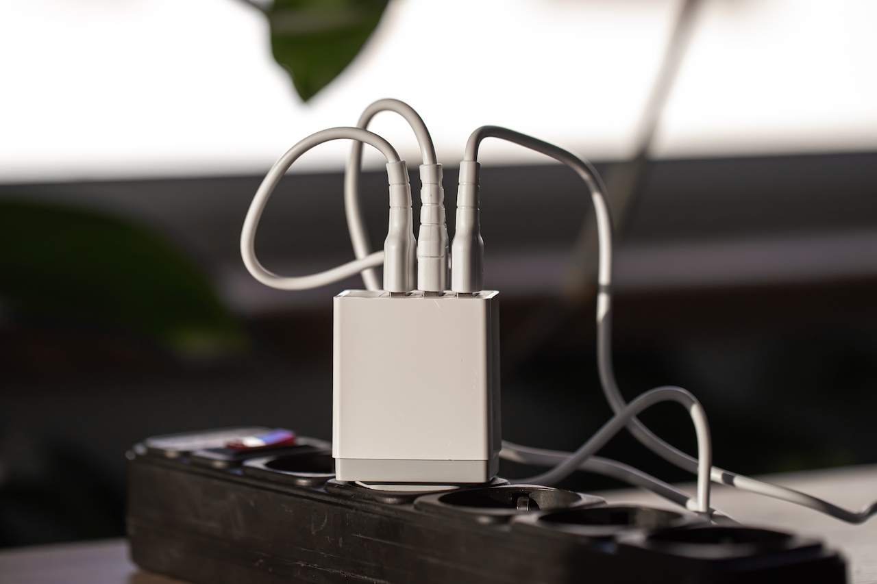 Rinnovabili • Carica batterie, lo standard diventa la porta Usb-C: Apple ha perso