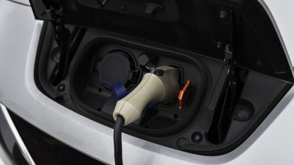 Rinnovabili • Auto elettriche, la Cina svetta sul tetto del mondo: +40% rispetto al 2023