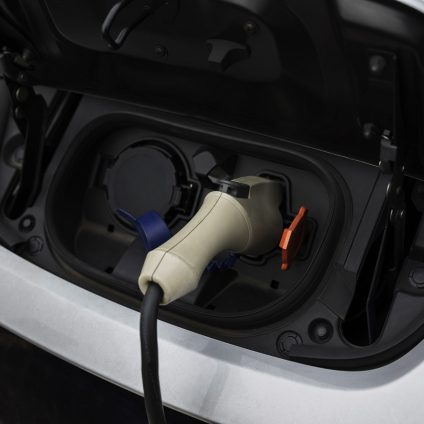 Rinnovabili • Auto elettriche, la Cina svetta sul tetto del mondo: +40% rispetto al 2023