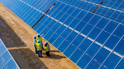 Rinnovabili • I primi passi dell'impianto fotovoltaico con accumulo più grande al mondo