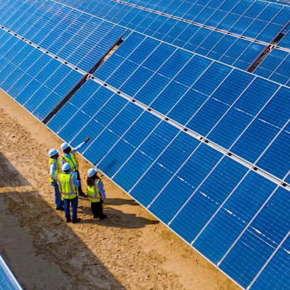 Rinnovabili • I primi passi dell'impianto fotovoltaico con accumulo più grande al mondo