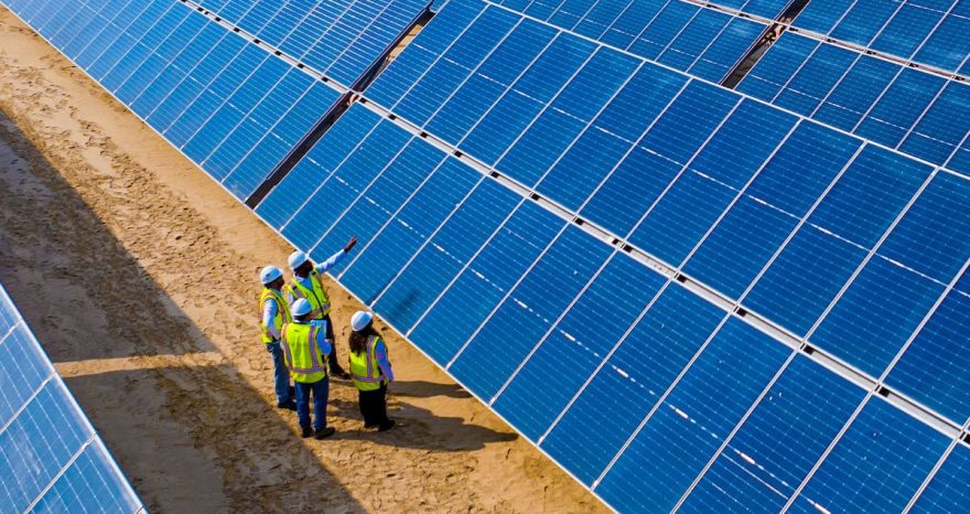 Rinnovabili • I primi passi dell'impianto fotovoltaico con accumulo più grande al mondo