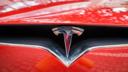 Rinnovabili • Multe emissioni auto: Tesla e Polestar salvano l’industria UE?