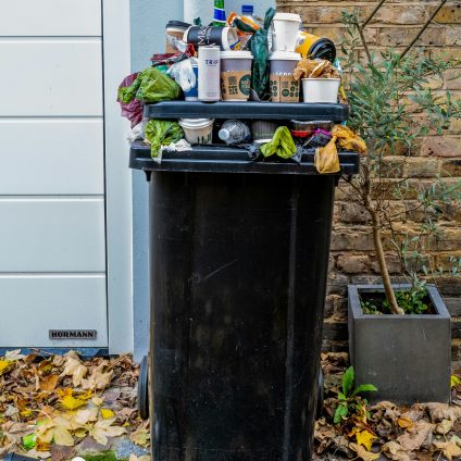 Rinnovabili • Lattine e bottiglie in plastica, Regno Unito rilancia sistema a cauzione