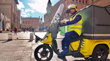 Rinnovabili • Le scarpe di Poste Italiane diventano pavimenti anti trauma per parchi gioco