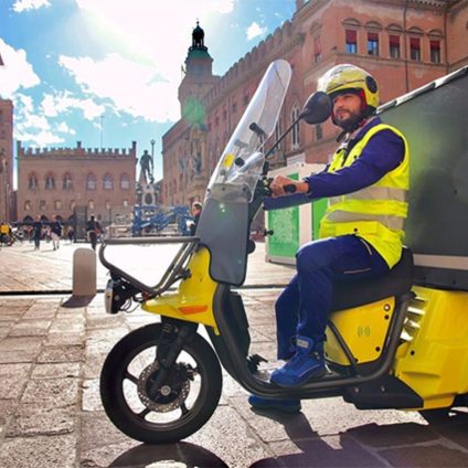 Rinnovabili • Le scarpe di Poste Italiane diventano pavimenti anti trauma per parchi gioco