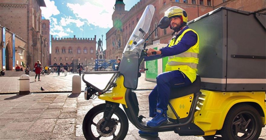 Rinnovabili • Le scarpe di Poste Italiane diventano pavimenti anti trauma per parchi gioco