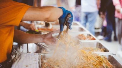 Rinnovabili • Street food al microscopio: cosa stiamo realmente mangiando?