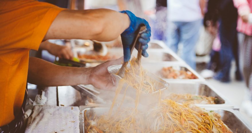 Rinnovabili • Street food al microscopio: cosa stiamo realmente mangiando?