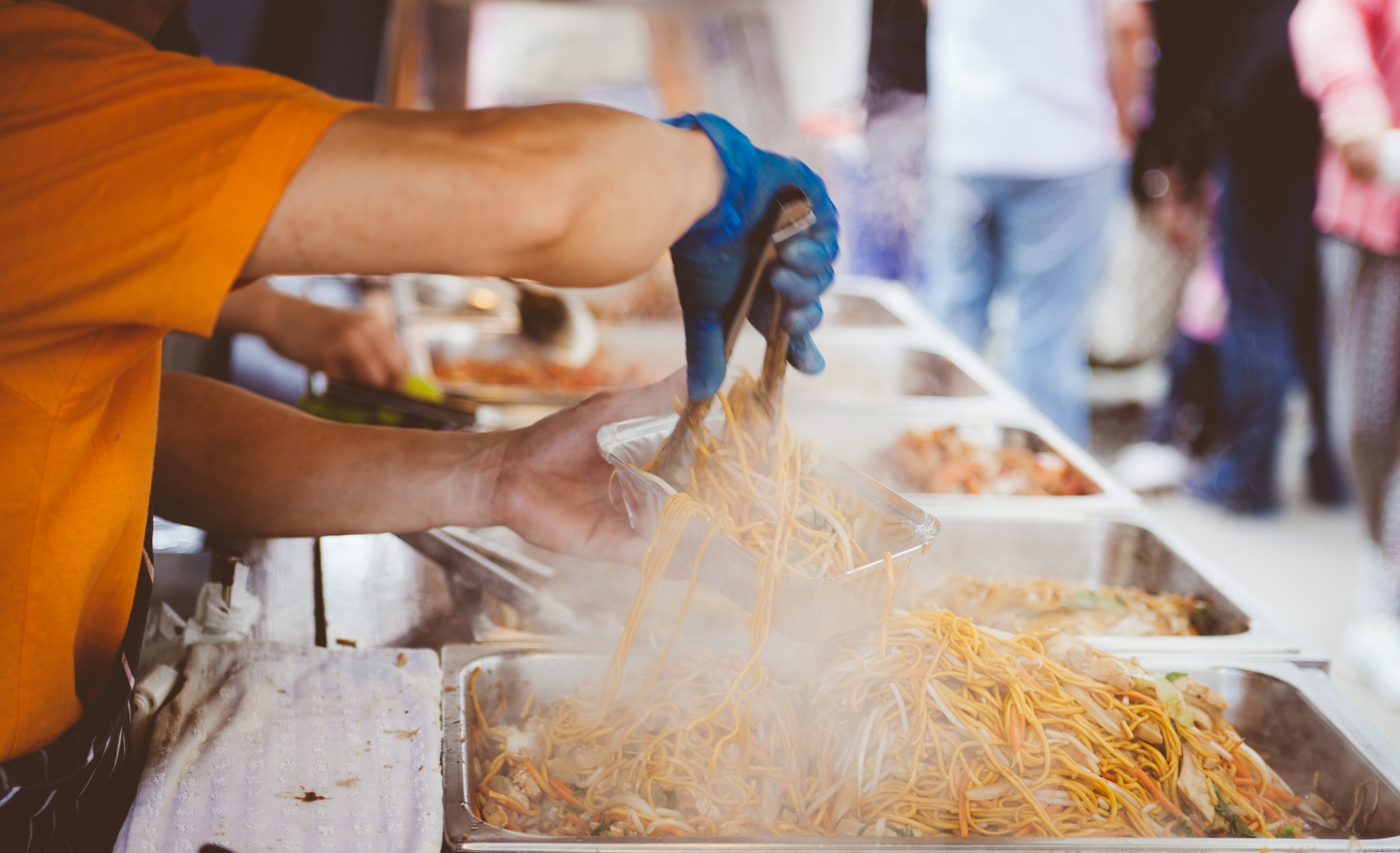 Rinnovabili • Street food al microscopio: cosa stiamo realmente mangiando?