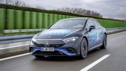 Rinnovabili • Batterie a stato solido, Mercedes prova la prima auto su strada: autonomia sale del 25%