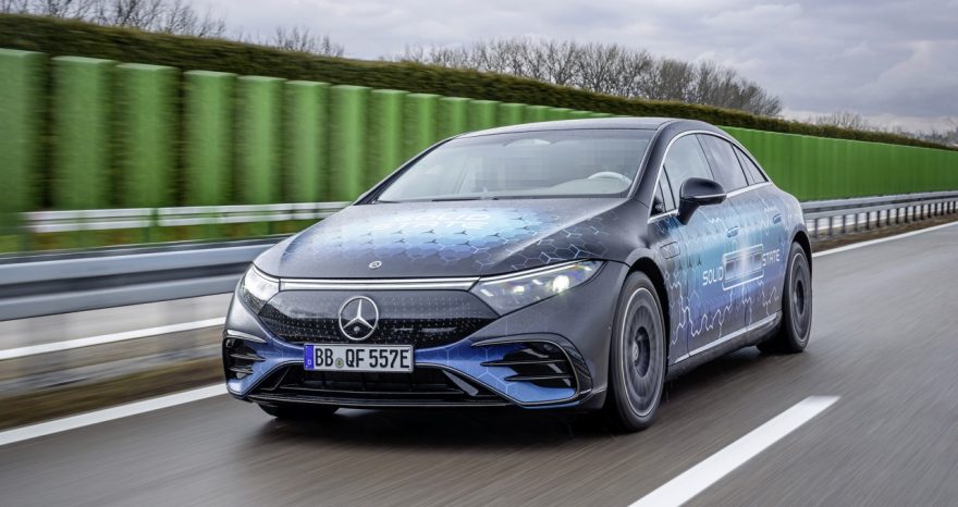 Rinnovabili • Batterie a stato solido, Mercedes prova la prima auto su strada: autonomia sale del 25%