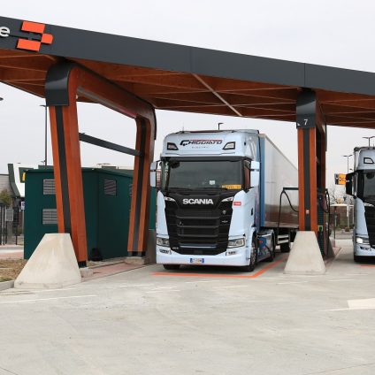 Rinnovabili • Ricarica camion elettrico, inaugurata la prima infrastruttura in Italia