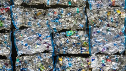 Rinnovabili • Caro energia, allarme lanciato da aziende di riciclo plastica. Si attende il decreto bollette