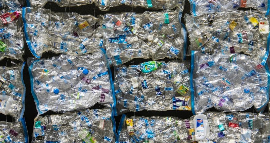 Rinnovabili • Caro energia, allarme lanciato da aziende di riciclo plastica. Si attende il decreto bollette