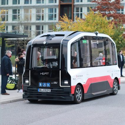 Rinnovabili • Camion e bus, boom di mezzi pesanti elettrici: luci e ombre del settore